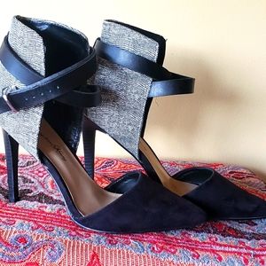 Elegant suede and lizard texture close toe heels